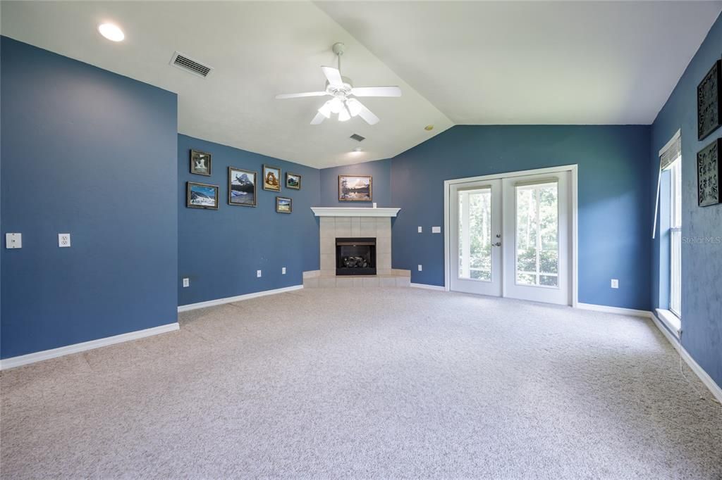 Active With Contract: $259,900 (3 beds, 2 baths, 1233 Square Feet)