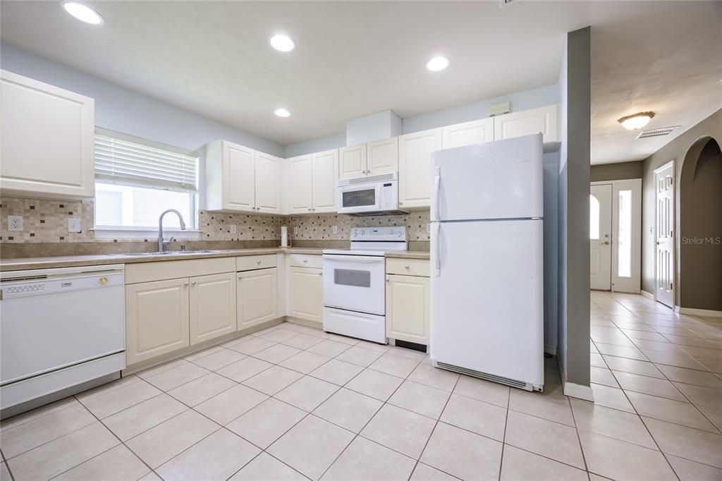 Active With Contract: $259,900 (3 beds, 2 baths, 1233 Square Feet)