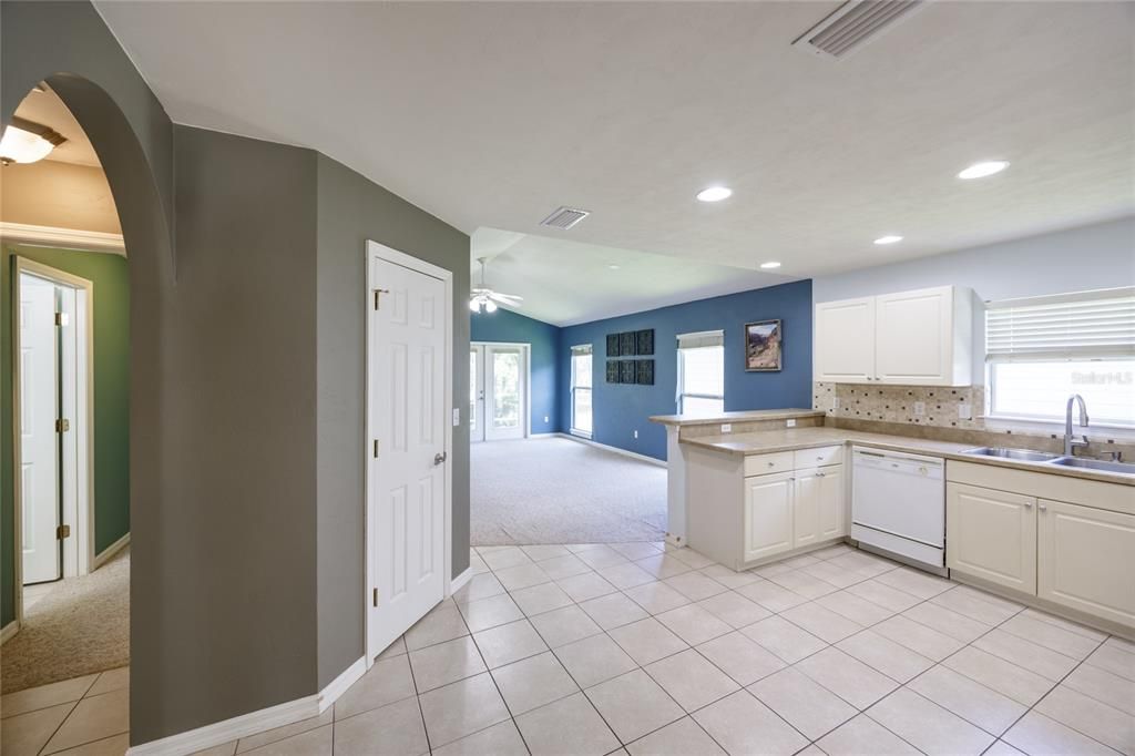 Active With Contract: $259,900 (3 beds, 2 baths, 1233 Square Feet)