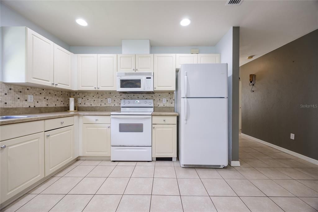 Active With Contract: $259,900 (3 beds, 2 baths, 1233 Square Feet)