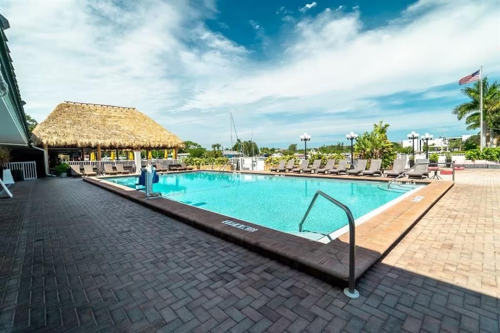 合同活跃: $115,000 (0 贝兹, 1 浴室, 348 平方英尺)