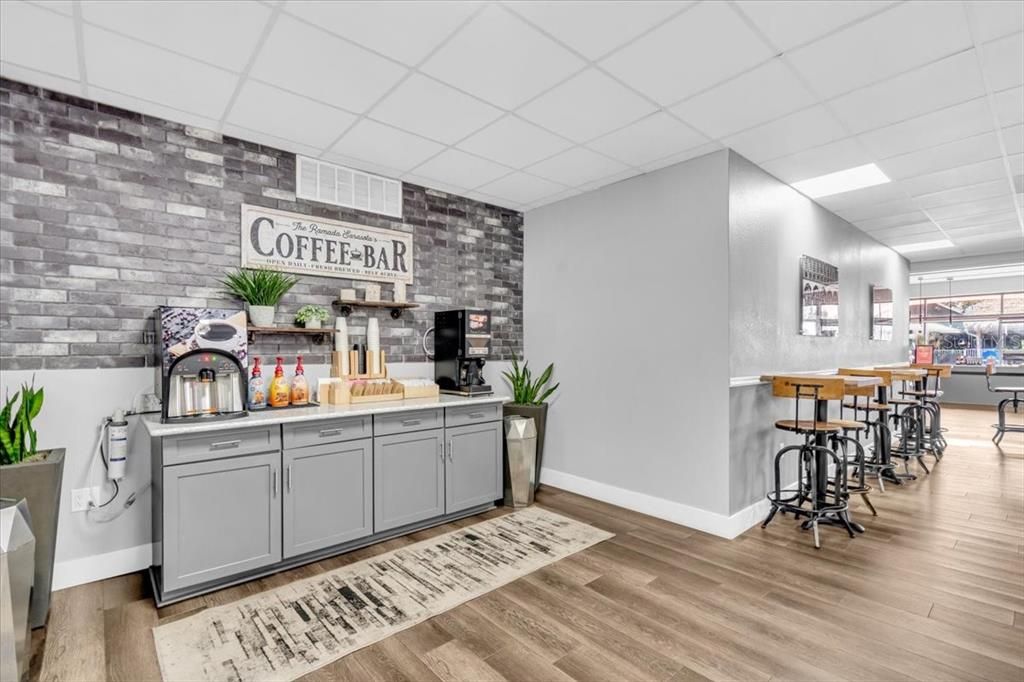 合同活跃: $115,000 (0 贝兹, 1 浴室, 348 平方英尺)