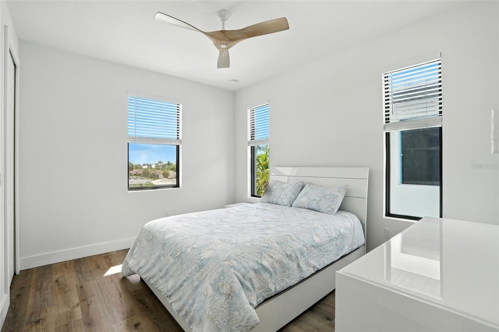 En Venta: $925,000 (3 camas, 2 baños, 2316 Pies cuadrados)