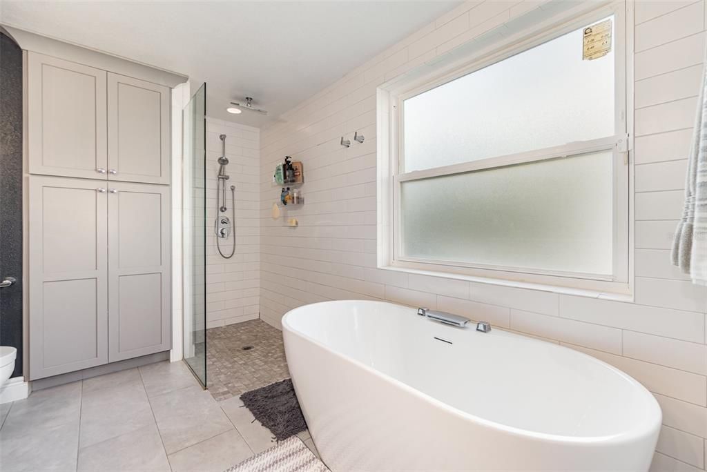 Active With Contract: $375,000 (3 beds, 2 baths, 2156 Square Feet)