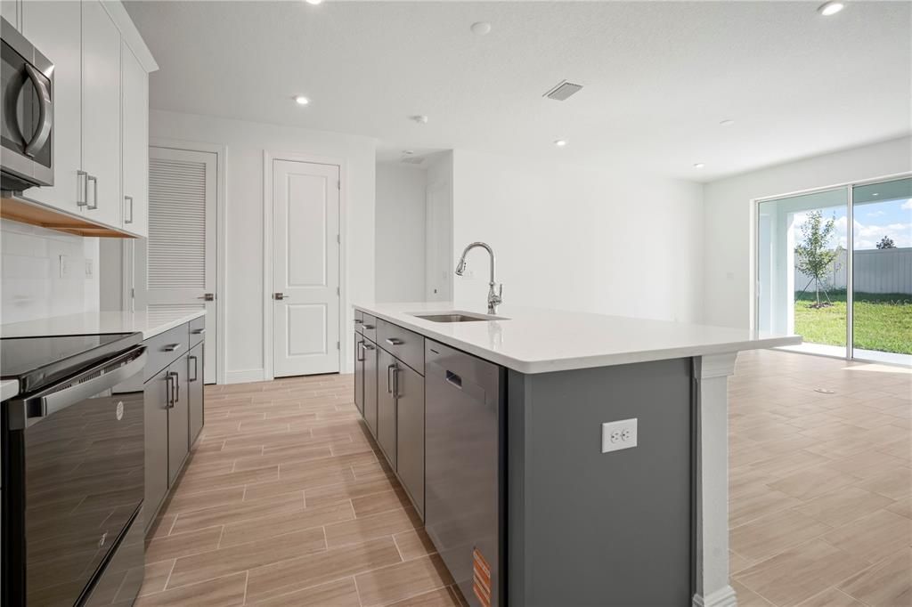 На продажу: $459,850 (4 спален, 2 ванн, 1805 Квадратных фут)