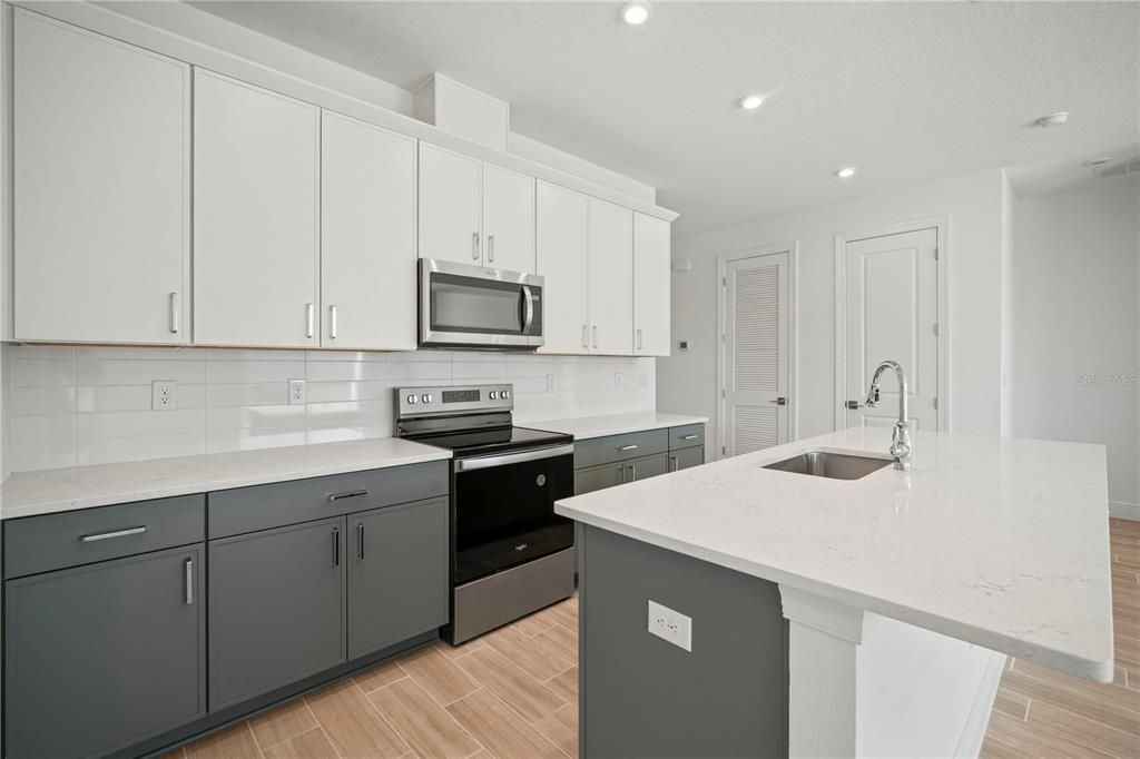 На продажу: $459,850 (4 спален, 2 ванн, 1805 Квадратных фут)