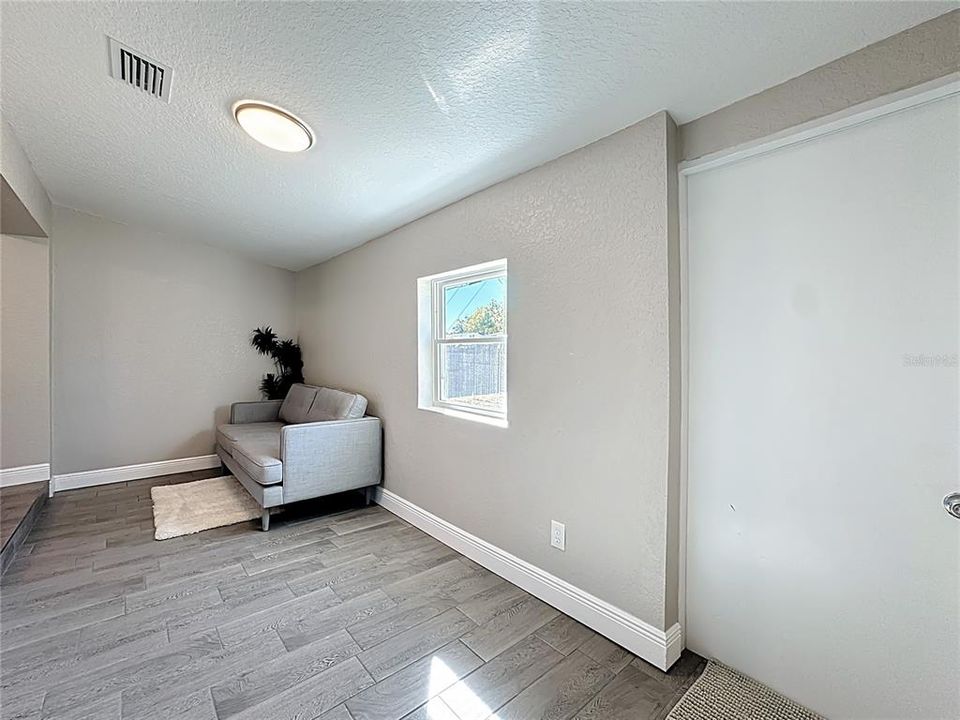 Под контрактом: $269,900 (3 спален, 2 ванн, 1088 Квадратных фут)