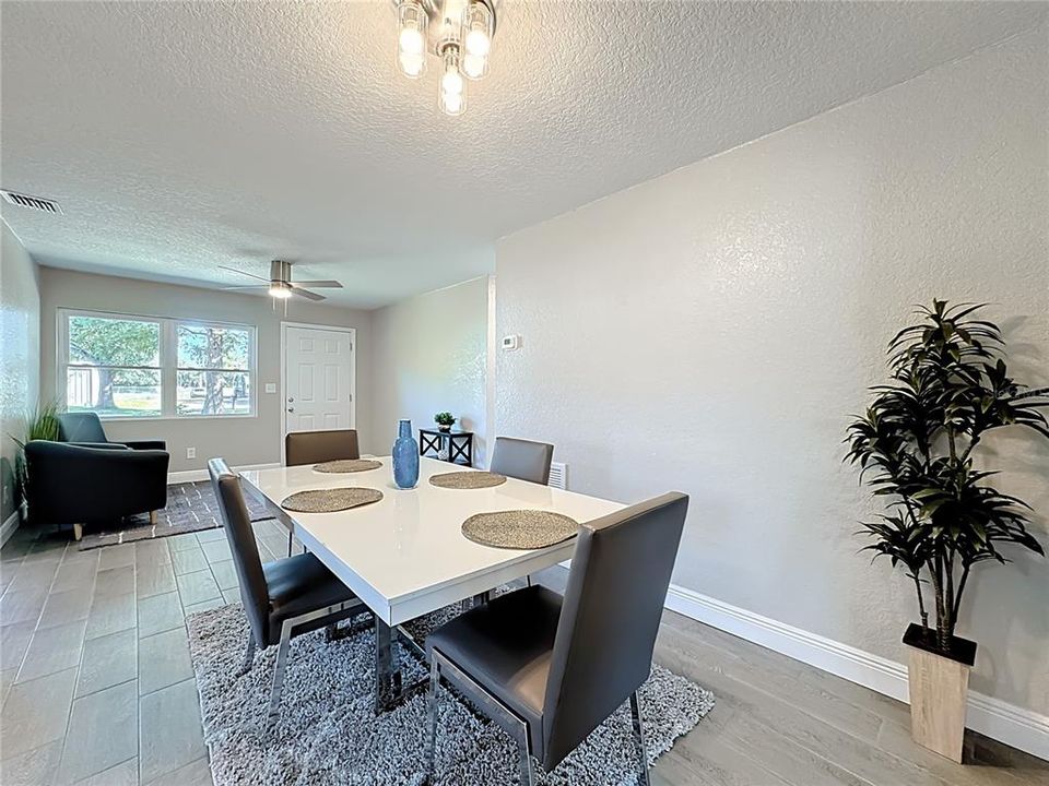 Под контрактом: $269,900 (3 спален, 2 ванн, 1088 Квадратных фут)