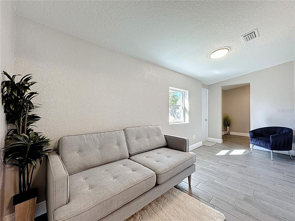 Под контрактом: $269,900 (3 спален, 2 ванн, 1088 Квадратных фут)