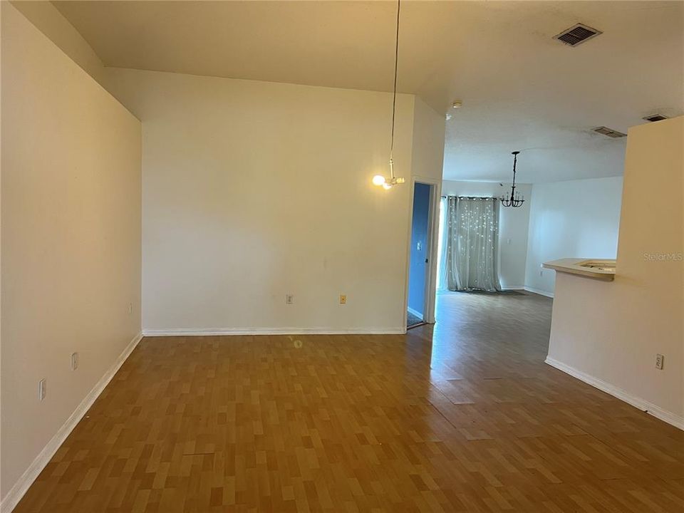 合同活跃: $370,000 (3 贝兹, 2 浴室, 1480 平方英尺)