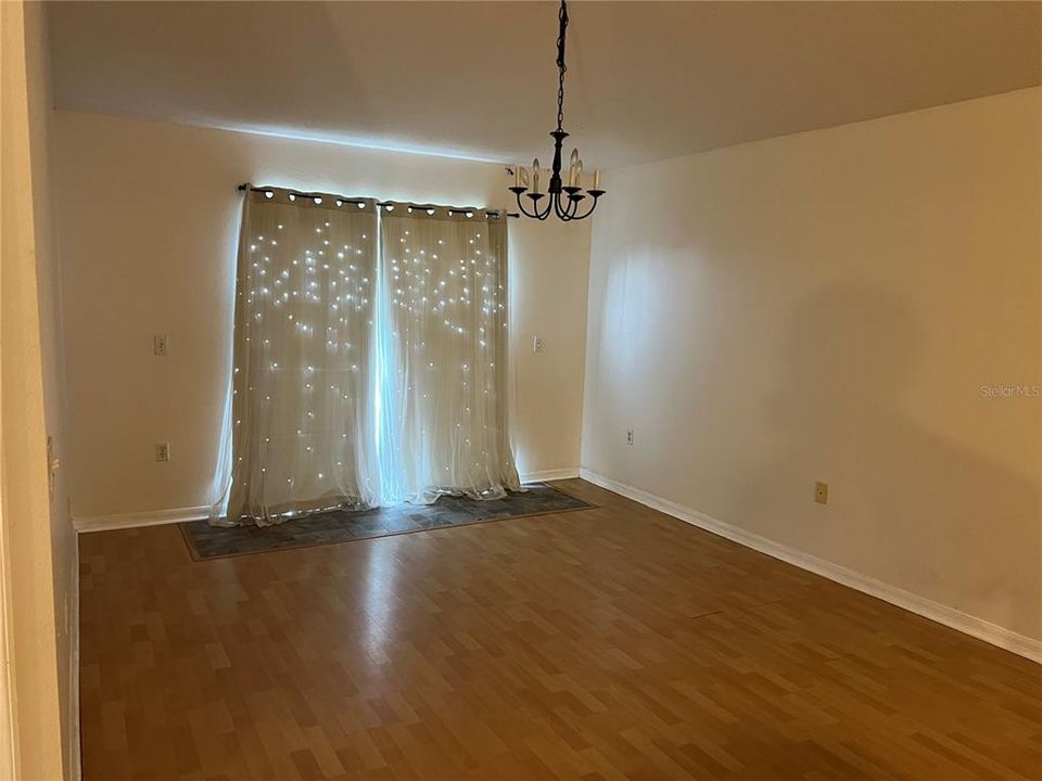 合同活跃: $370,000 (3 贝兹, 2 浴室, 1480 平方英尺)