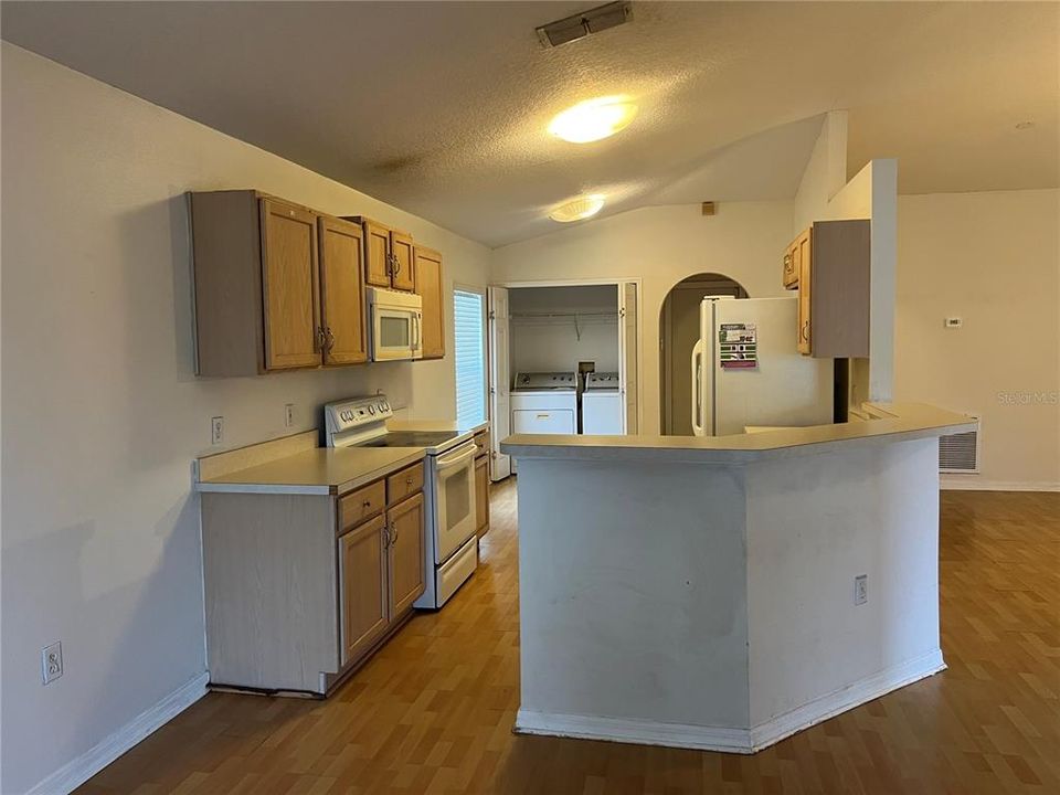 合同活跃: $370,000 (3 贝兹, 2 浴室, 1480 平方英尺)