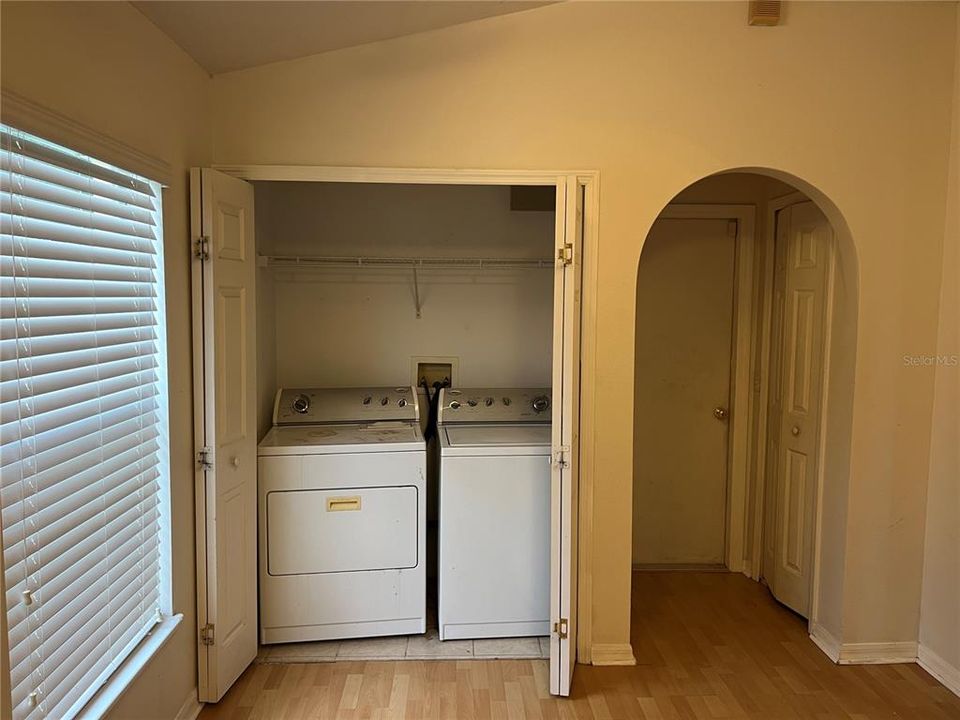 合同活跃: $370,000 (3 贝兹, 2 浴室, 1480 平方英尺)