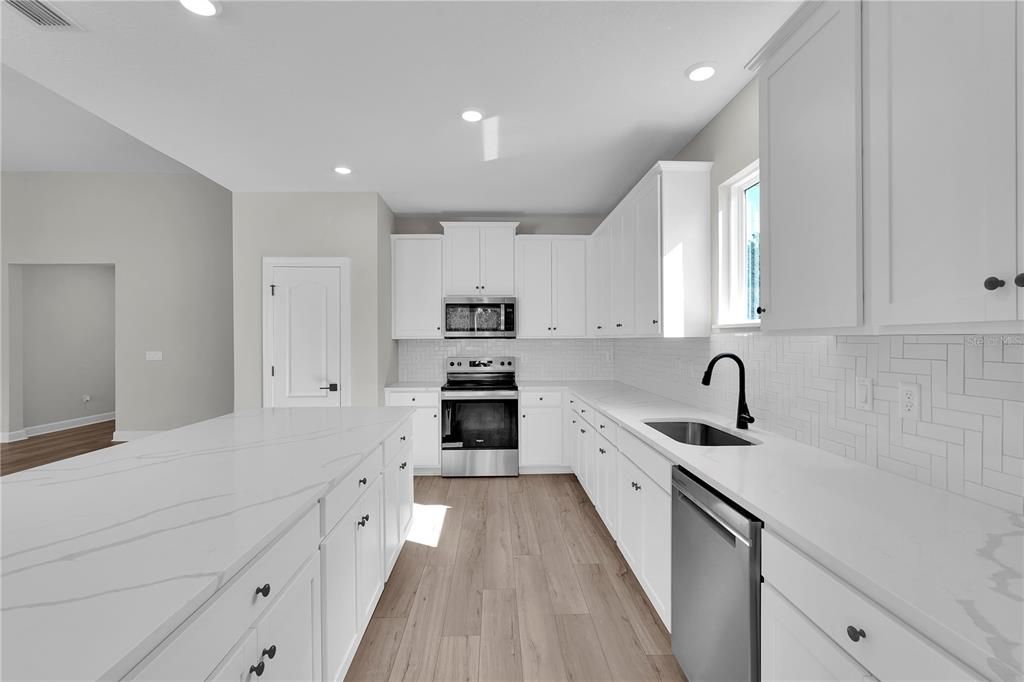 Activo con contrato: $399,900 (4 camas, 2 baños, 2063 Pies cuadrados)