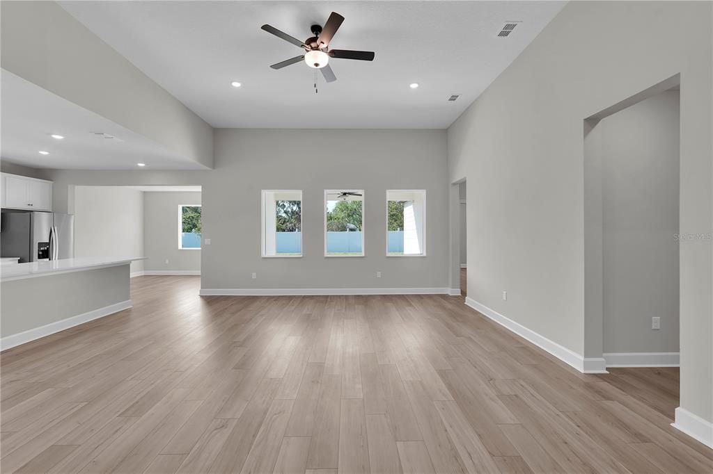 Activo con contrato: $399,900 (4 camas, 2 baños, 2063 Pies cuadrados)