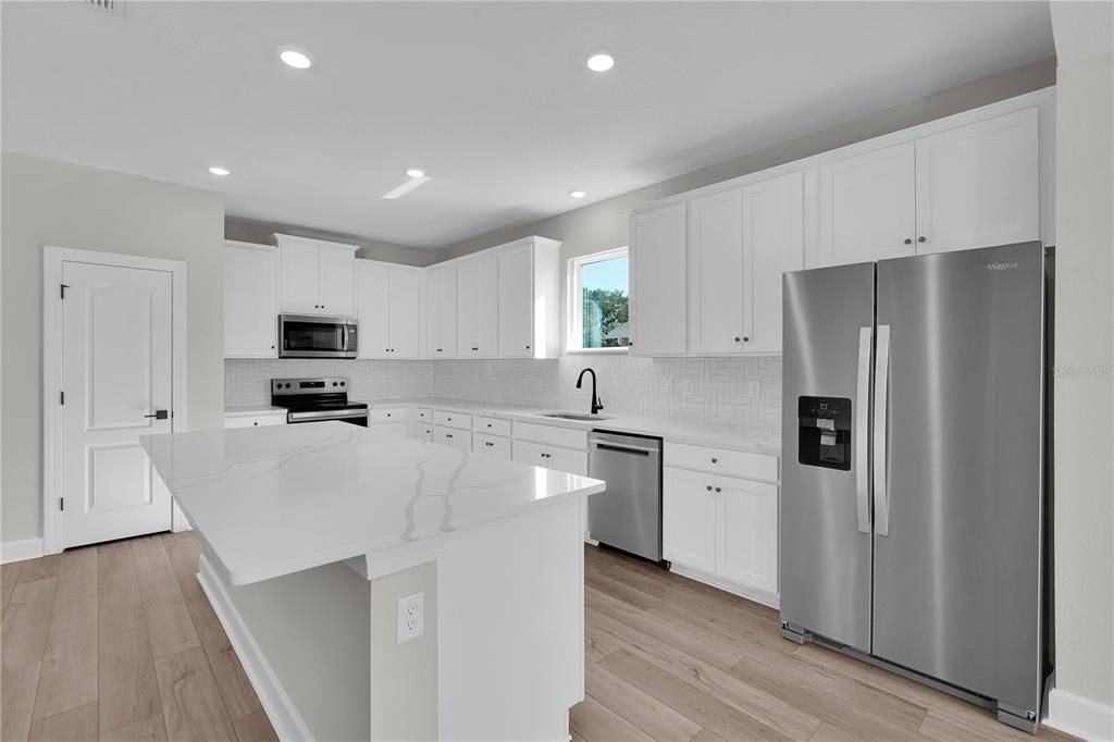 Activo con contrato: $399,900 (4 camas, 2 baños, 2063 Pies cuadrados)
