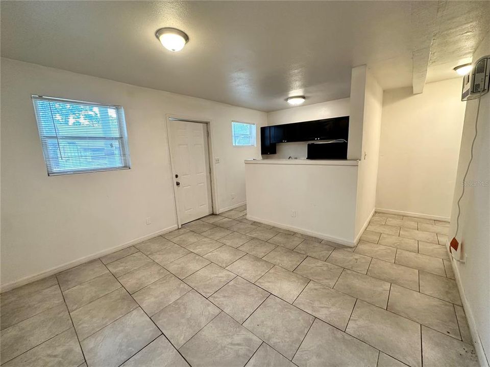 В аренду: $875 (1 спален, 1 ванн, 425 Квадратных фут)