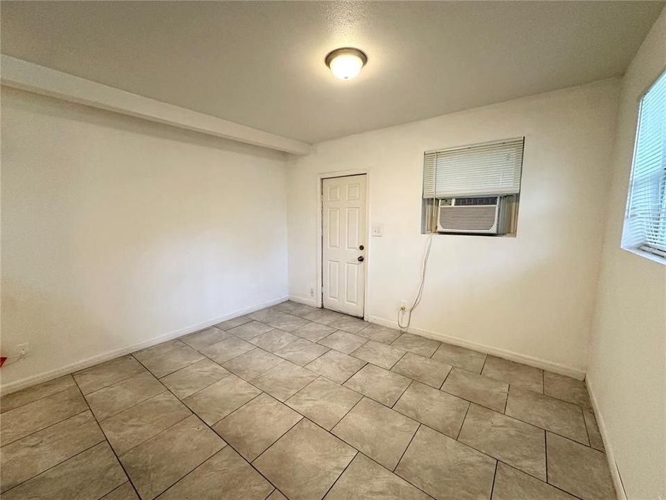 В аренду: $875 (1 спален, 1 ванн, 425 Квадратных фут)