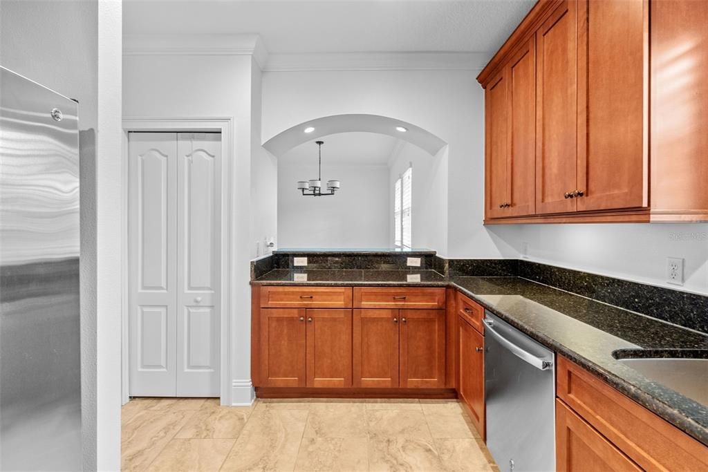 合同活跃: $4,500 (4 贝兹, 3 浴室, 2500 平方英尺)