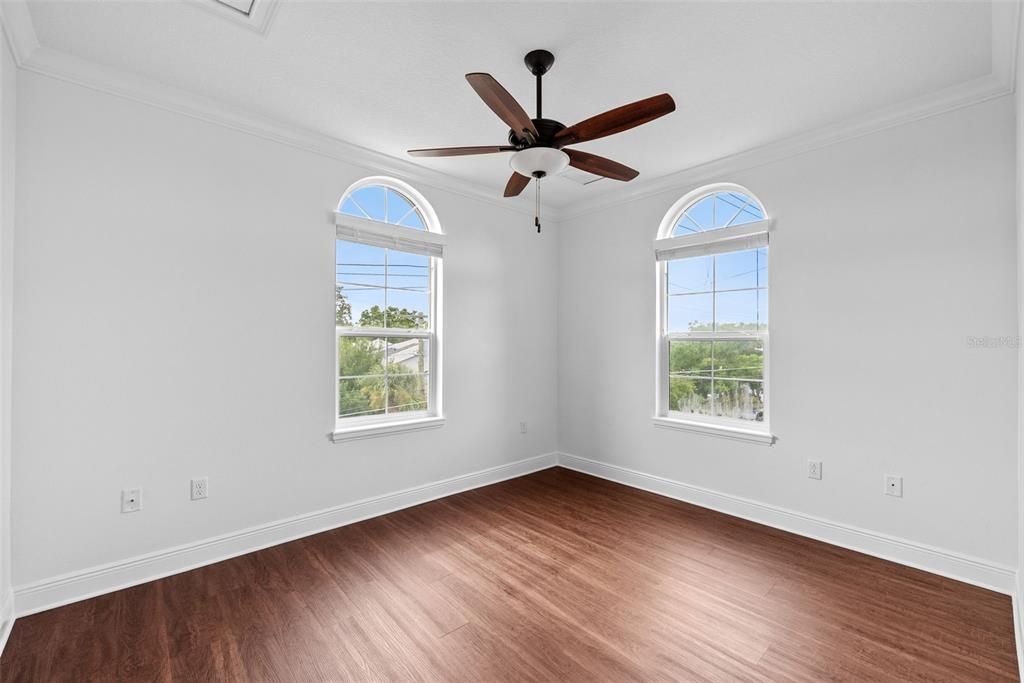 合同活跃: $4,500 (4 贝兹, 3 浴室, 2500 平方英尺)