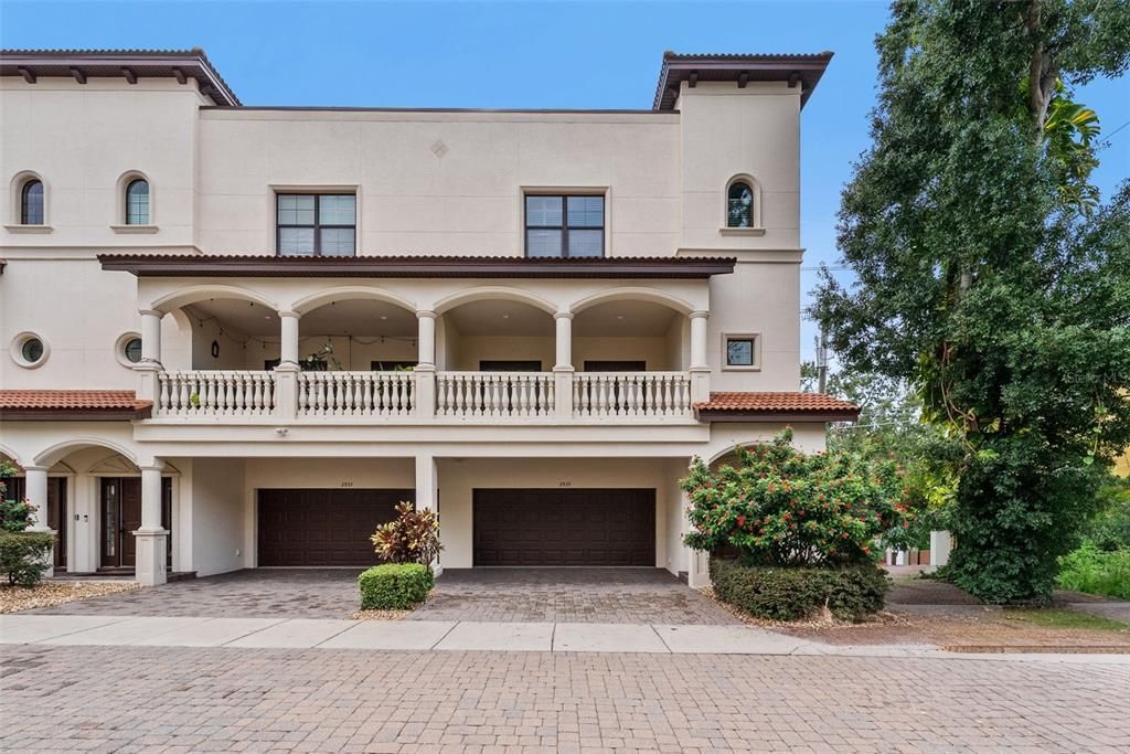 合同活跃: $4,500 (4 贝兹, 3 浴室, 2500 平方英尺)