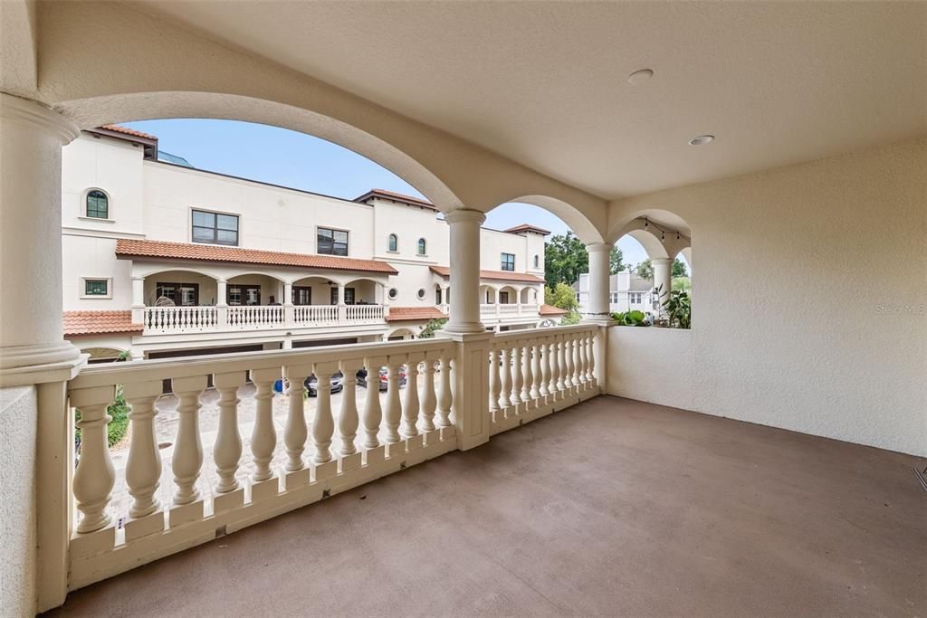 合同活跃: $4,500 (4 贝兹, 3 浴室, 2500 平方英尺)