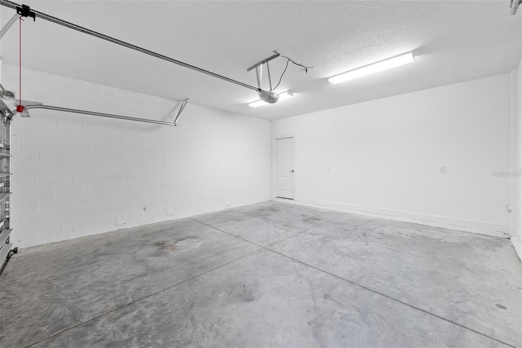 合同活跃: $4,500 (4 贝兹, 3 浴室, 2500 平方英尺)