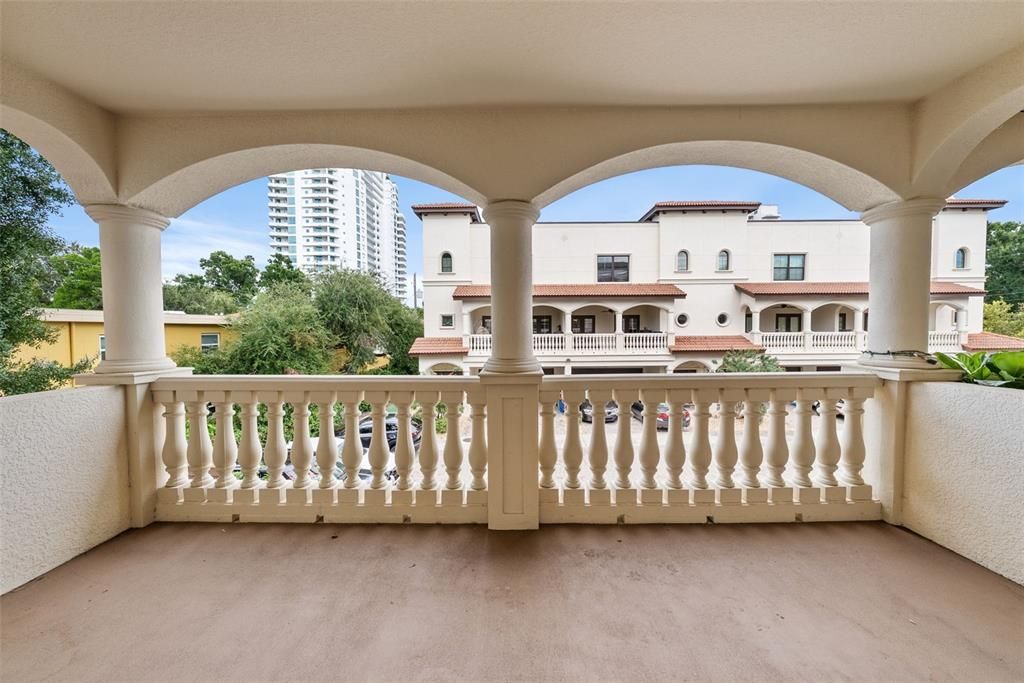 合同活跃: $4,500 (4 贝兹, 3 浴室, 2500 平方英尺)