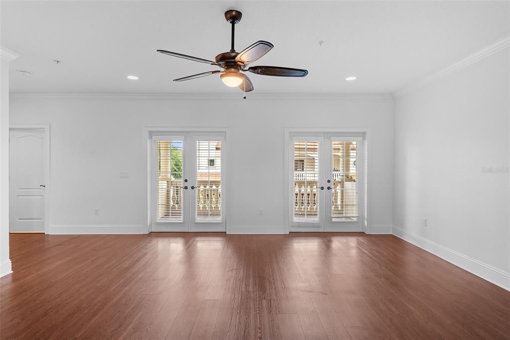 合同活跃: $4,500 (4 贝兹, 3 浴室, 2500 平方英尺)