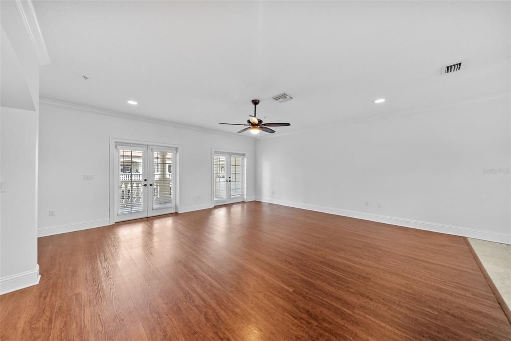 合同活跃: $4,500 (4 贝兹, 3 浴室, 2500 平方英尺)