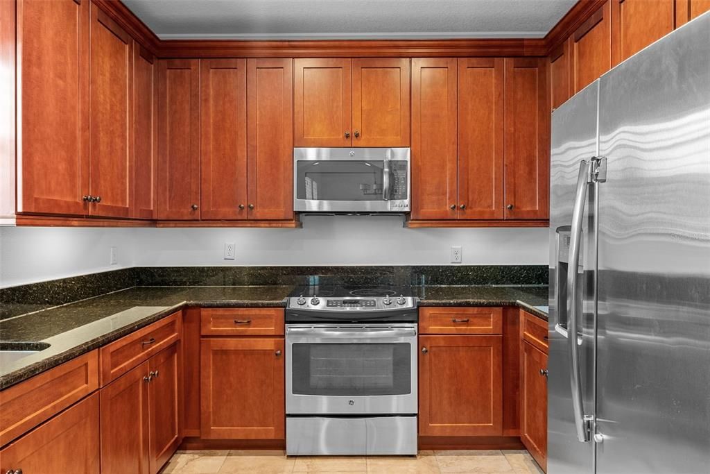 合同活跃: $4,500 (4 贝兹, 3 浴室, 2500 平方英尺)