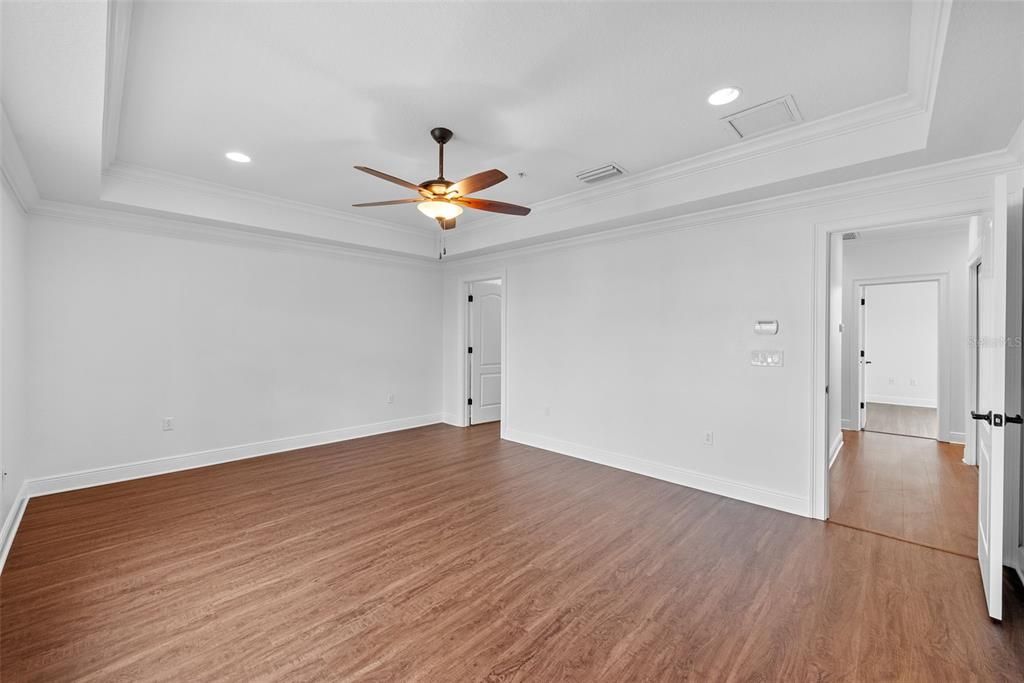 合同活跃: $4,500 (4 贝兹, 3 浴室, 2500 平方英尺)