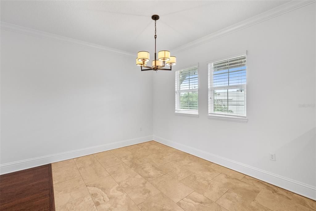 合同活跃: $4,500 (4 贝兹, 3 浴室, 2500 平方英尺)