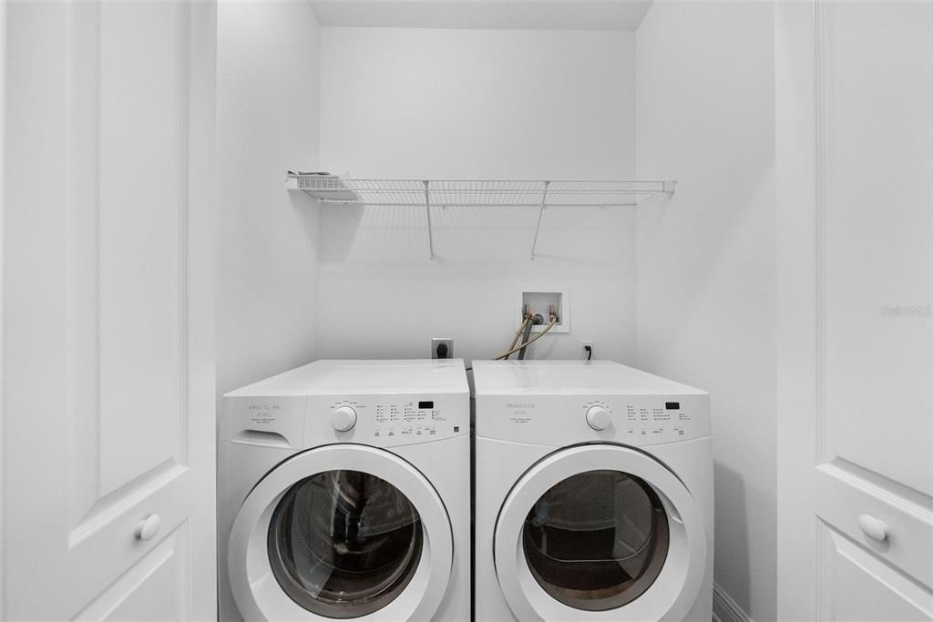 合同活跃: $4,500 (4 贝兹, 3 浴室, 2500 平方英尺)