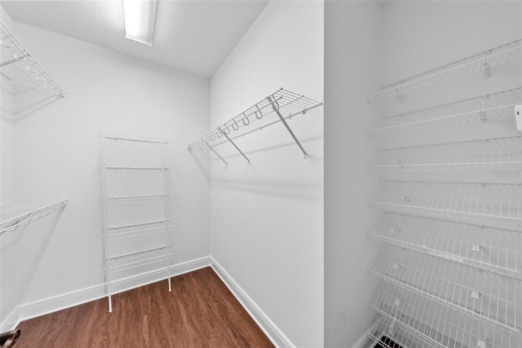 合同活跃: $4,500 (4 贝兹, 3 浴室, 2500 平方英尺)