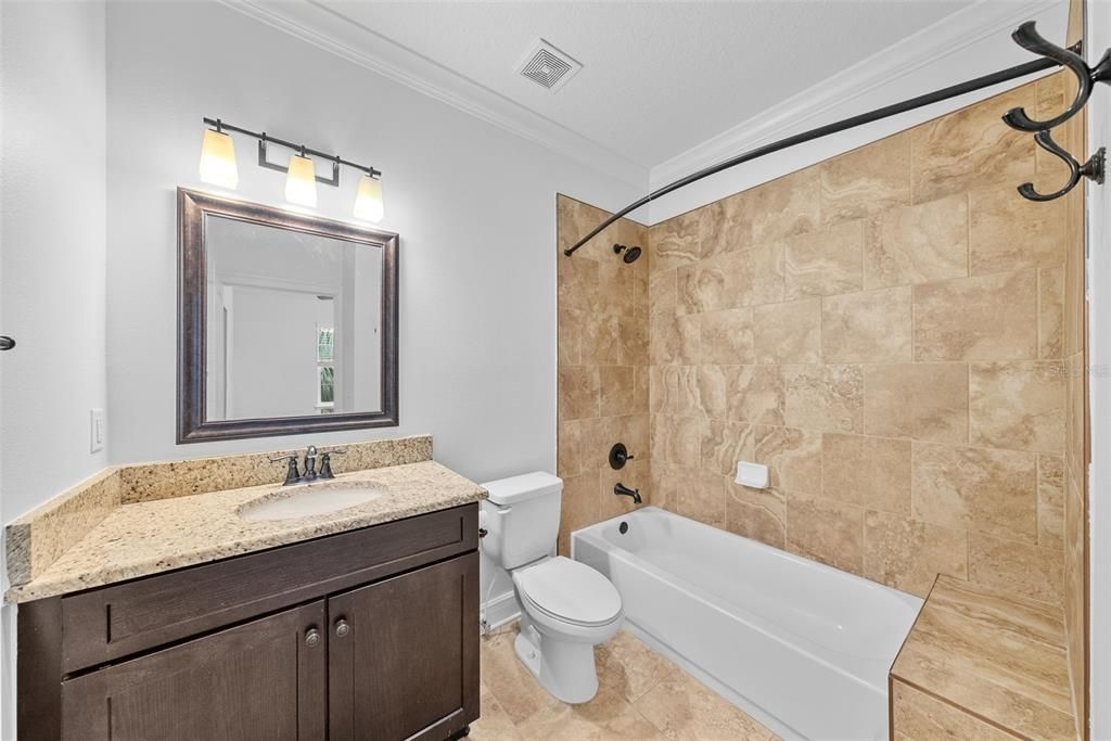 合同活跃: $4,500 (4 贝兹, 3 浴室, 2500 平方英尺)