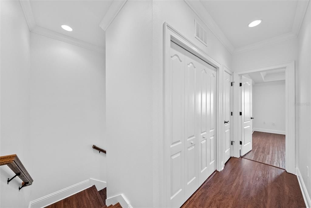 合同活跃: $4,500 (4 贝兹, 3 浴室, 2500 平方英尺)