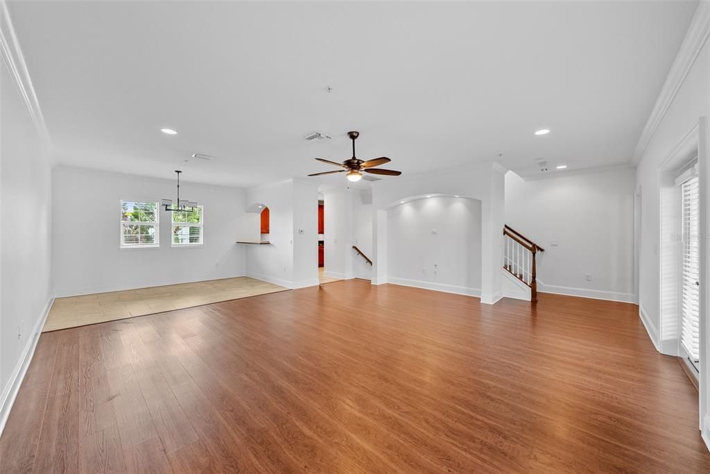 合同活跃: $4,500 (4 贝兹, 3 浴室, 2500 平方英尺)