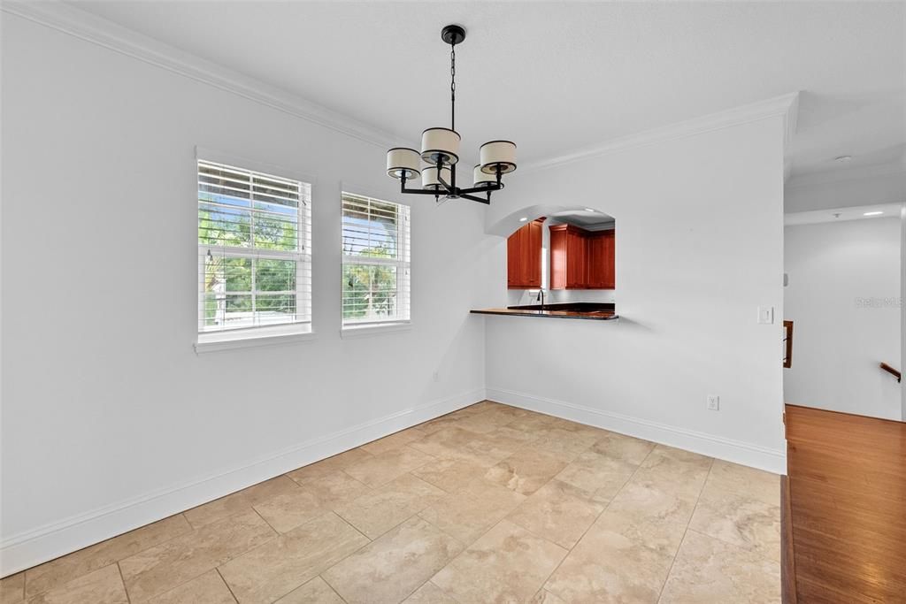 合同活跃: $4,500 (4 贝兹, 3 浴室, 2500 平方英尺)