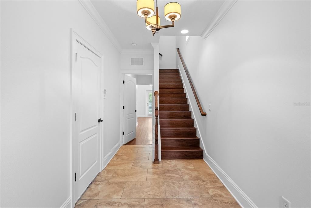 合同活跃: $4,500 (4 贝兹, 3 浴室, 2500 平方英尺)