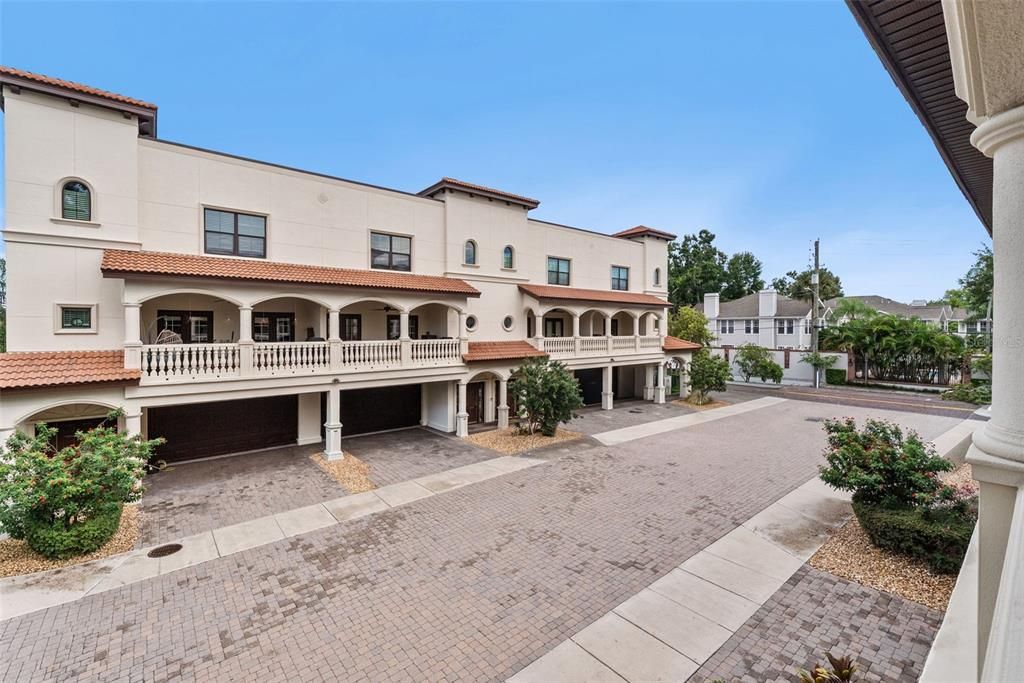 合同活跃: $4,500 (4 贝兹, 3 浴室, 2500 平方英尺)