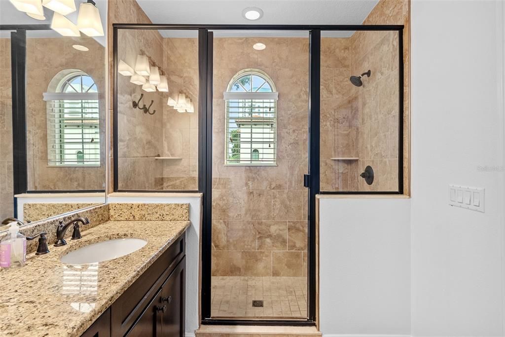 合同活跃: $4,500 (4 贝兹, 3 浴室, 2500 平方英尺)