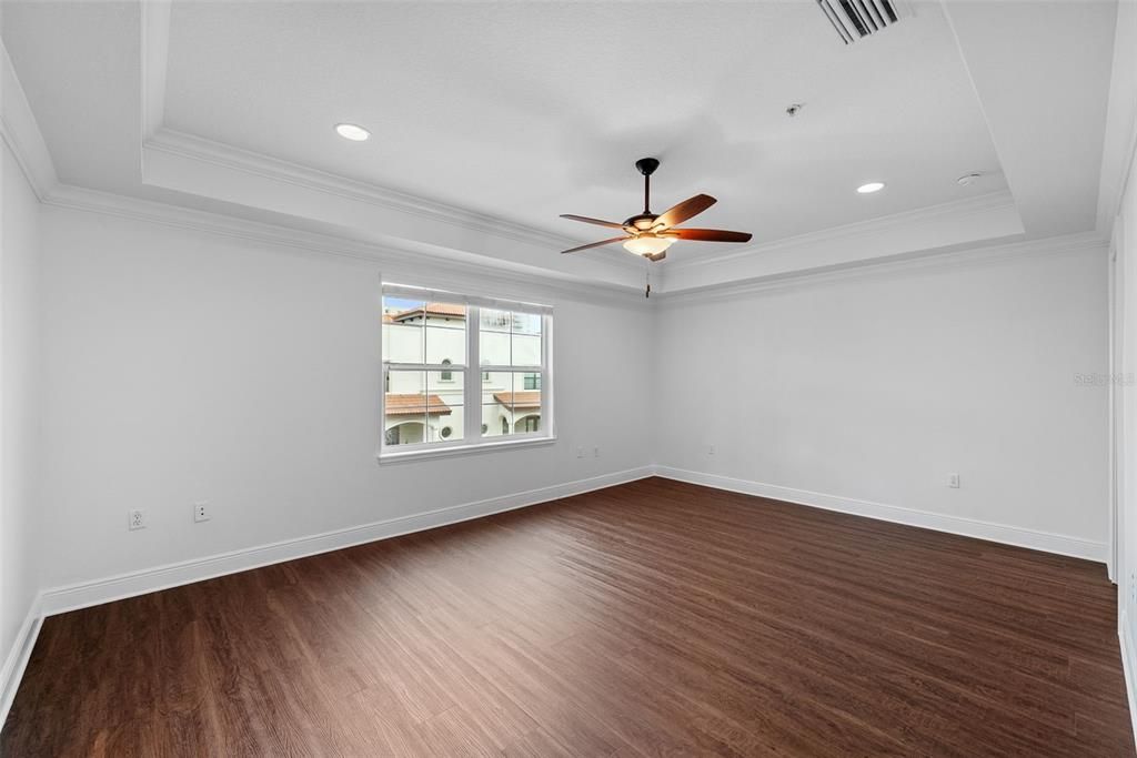 合同活跃: $4,500 (4 贝兹, 3 浴室, 2500 平方英尺)