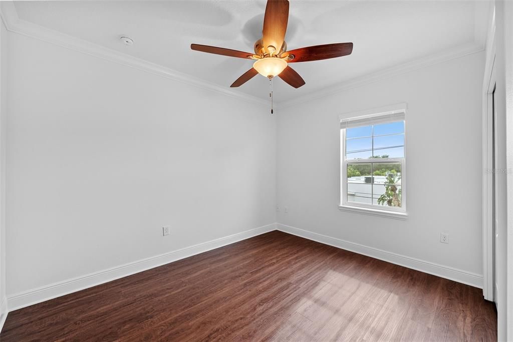 合同活跃: $4,500 (4 贝兹, 3 浴室, 2500 平方英尺)