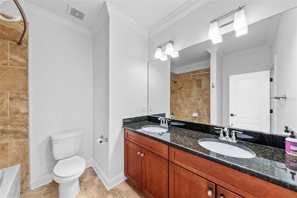 合同活跃: $4,500 (4 贝兹, 3 浴室, 2500 平方英尺)