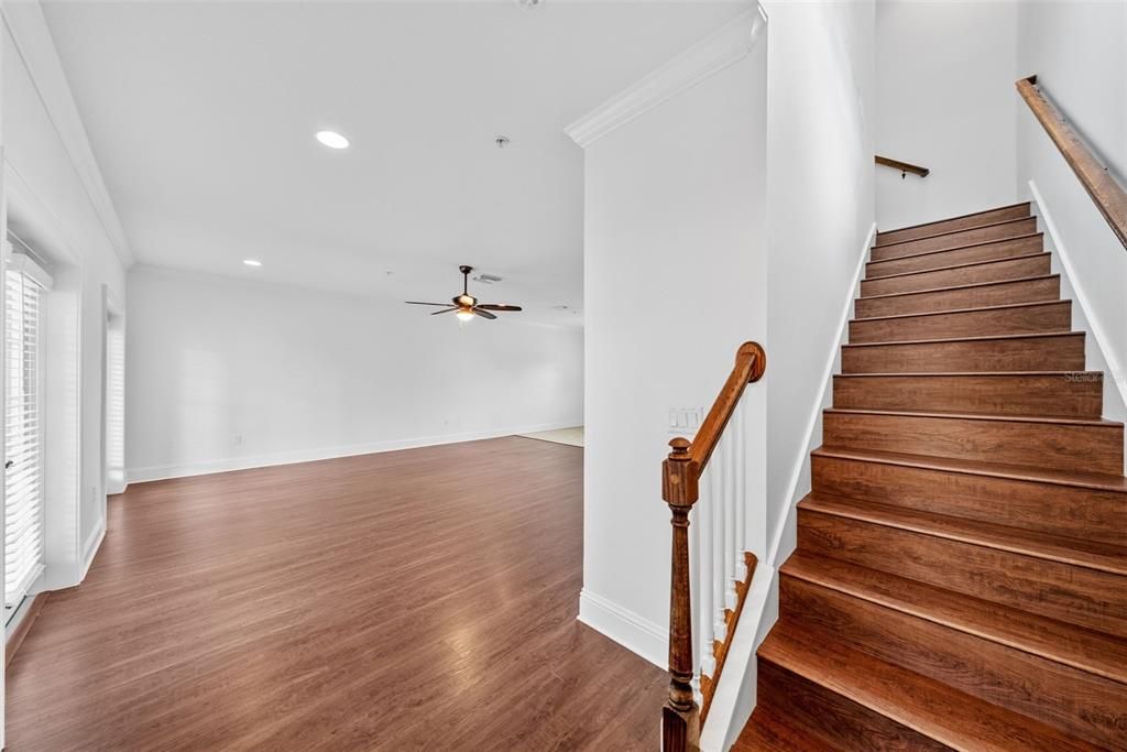 合同活跃: $4,500 (4 贝兹, 3 浴室, 2500 平方英尺)