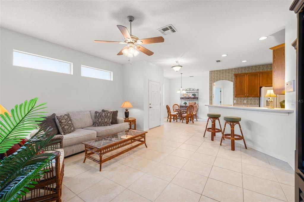 待售: $245,000 (2 贝兹, 2 浴室, 1195 平方英尺)