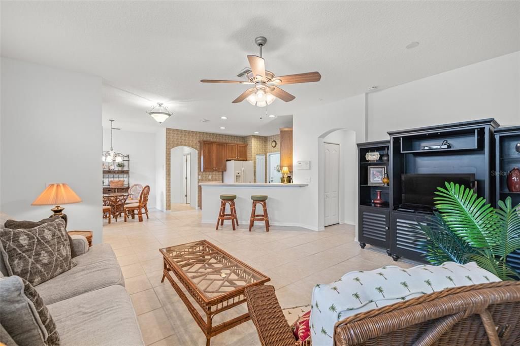 待售: $245,000 (2 贝兹, 2 浴室, 1195 平方英尺)