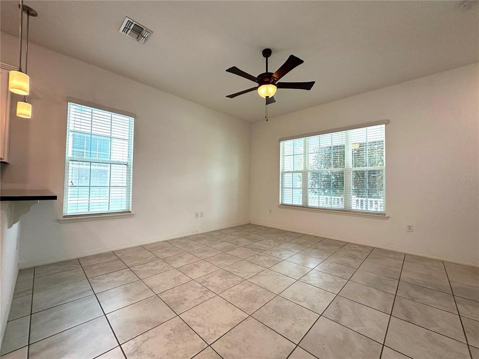 Activo con contrato: $2,850 (4 camas, 2 baños, 1860 Pies cuadrados)