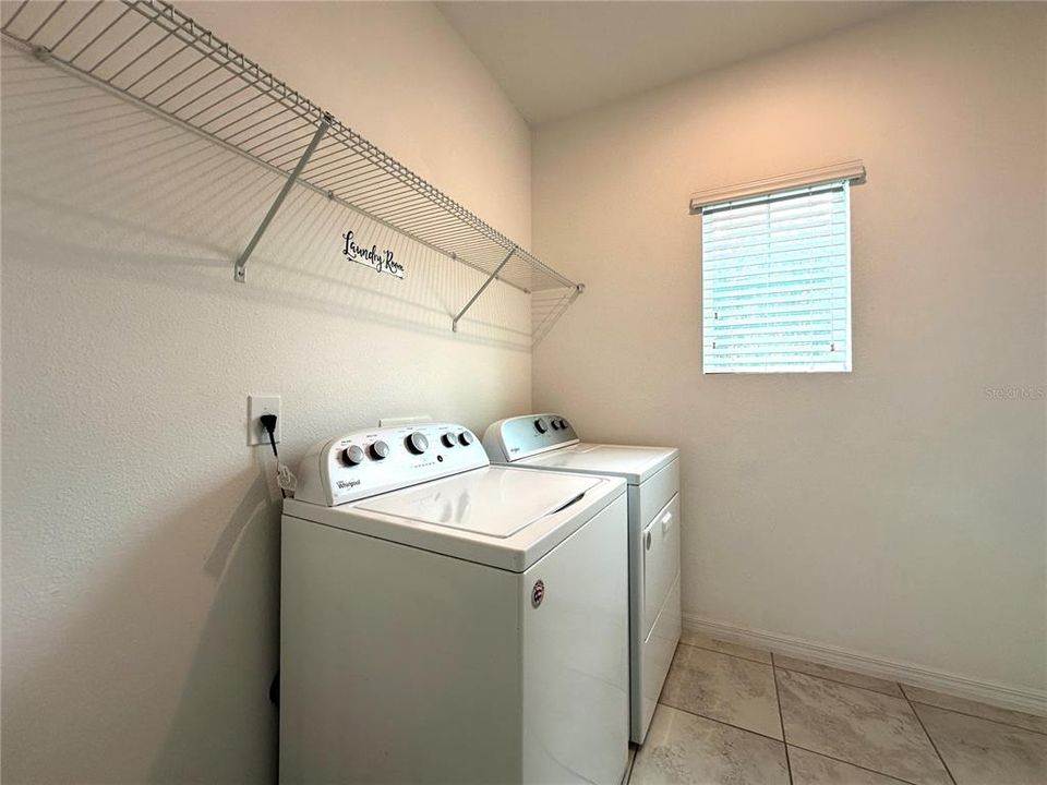 Activo con contrato: $2,850 (4 camas, 2 baños, 1860 Pies cuadrados)